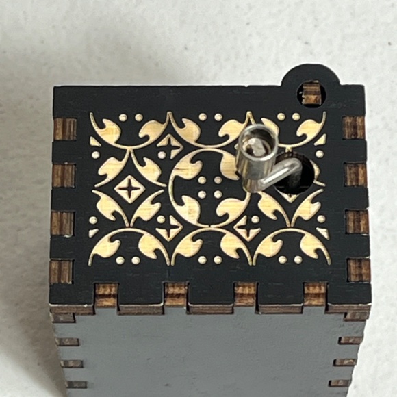 Harry Potter Heart Platform 9 3/4 Wooden Hand Crank Music Box Musical Movie New - Picture 8 of 10